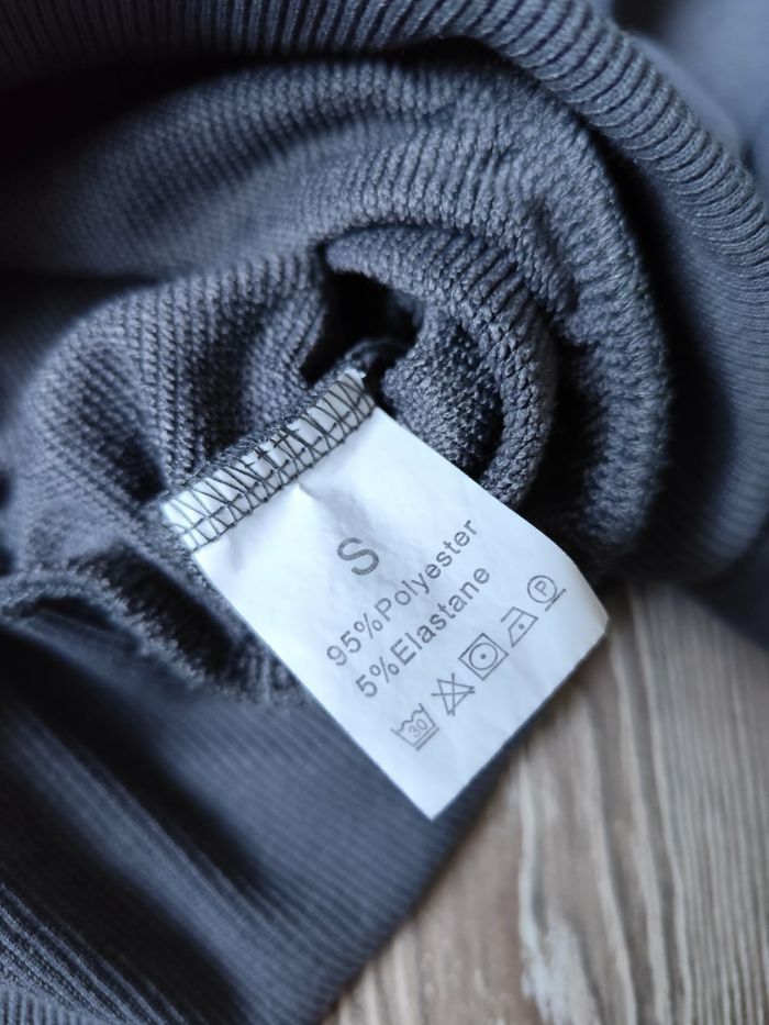 Sweat court taille S , très bon état - photo numéro 2