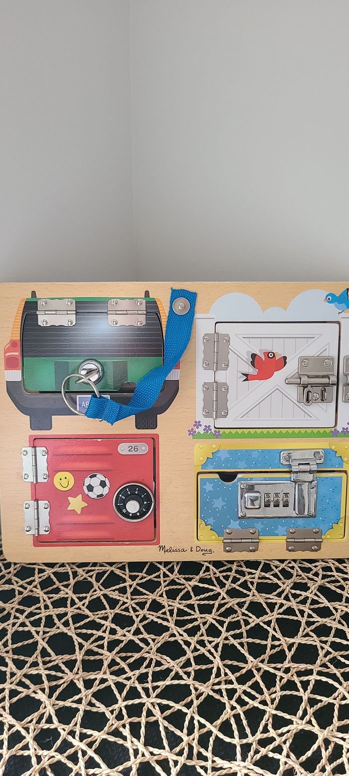 Jeu d'éveil Melissa & Doug Planche à serrures et verrous - photo numéro 2