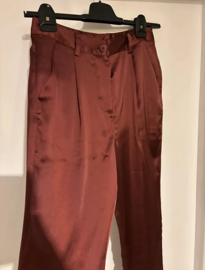 Pantalon satiné bordeaux LPB – T 38 – Neuf avec étiquette - photo numéro 2