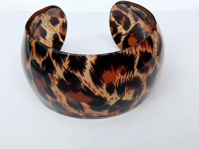 Bracelet manchette résine imprimé léopard – style bold chic - photo numéro 4