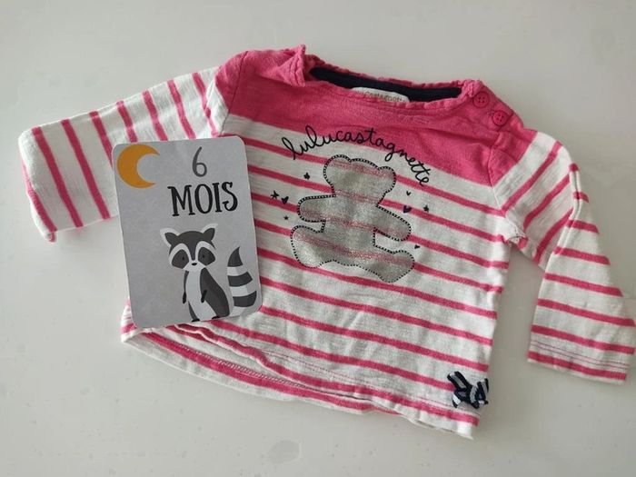 Tee shirt manches longues taille 6 mois.