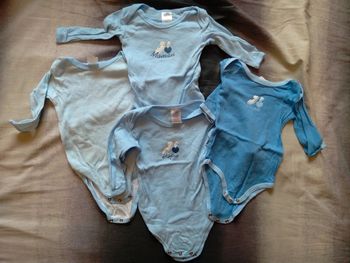 Lot 4 bodies 3-6mois très bon état