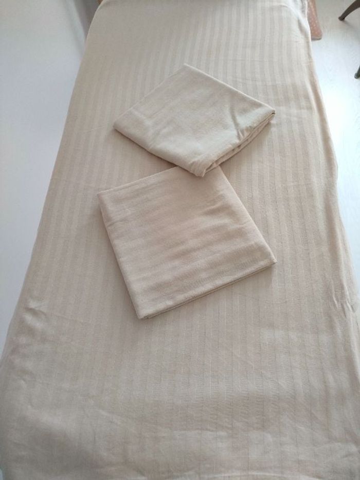 Parrure housse de couette 220/240 avec 2 taies d'oreillers , un léger défaut voir photos