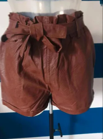 Short taille  haute  simili  cuir marron  avec ceinture  assorti  neuf  Stella  Bianca taille  M