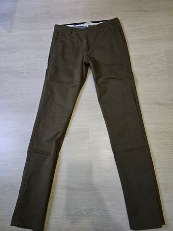 Pantalon slim kaki.