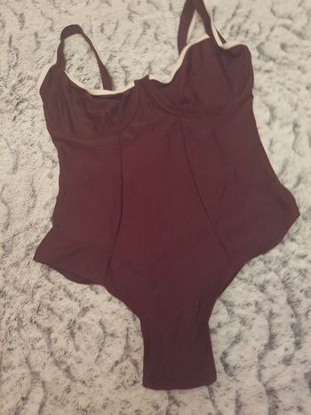 Maillot de bain. 1 pièce. Bordeaux. Blanche porte. Taille 105C