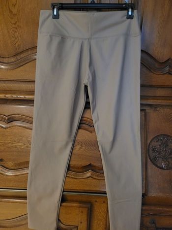 Vends jegging simili cuir jamais porté taille petit je dirais plutôt un 44