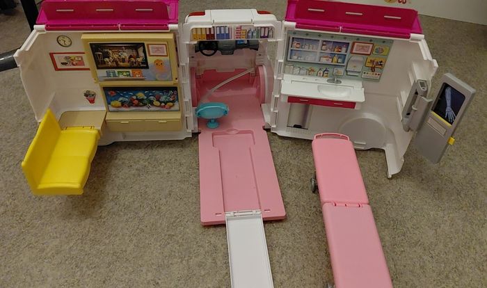 Ambulance barbie - photo numéro 2