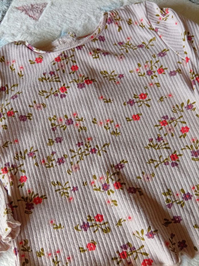 T-shirt avec fleurs 🌸 - photo numéro 3