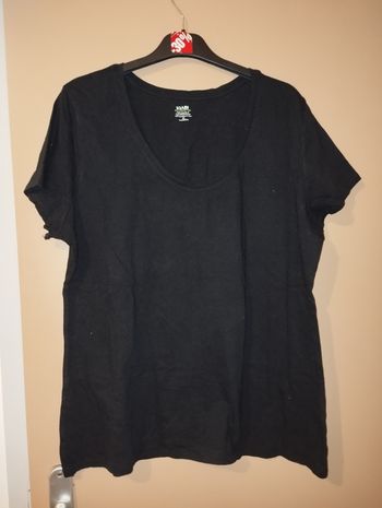 Lot de deux tee-shirts un vert kaki et un noir identique