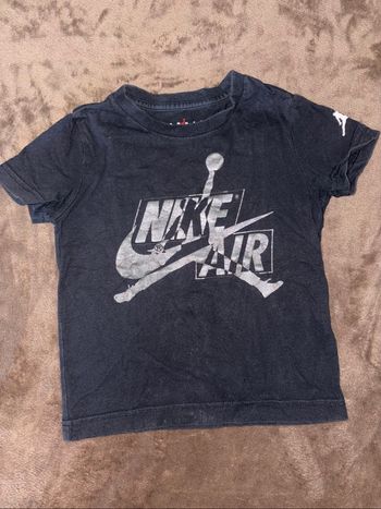 Tee shirt Nike air Jordan taille 3 ans noir en bon état.