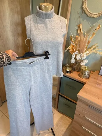 Très bel ensemble pull sans manches col roulé et pantalon large femme