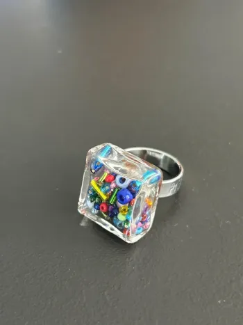 Bague réglable pylones avec inclusion de perles