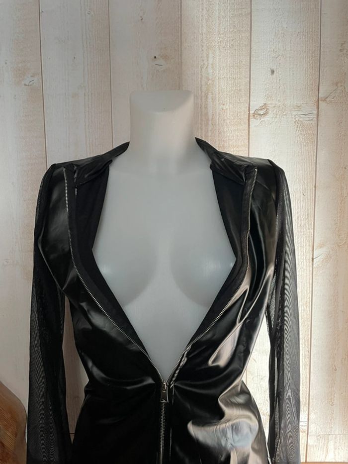 Robe noire courte et très sexy, moulante taille M neuve