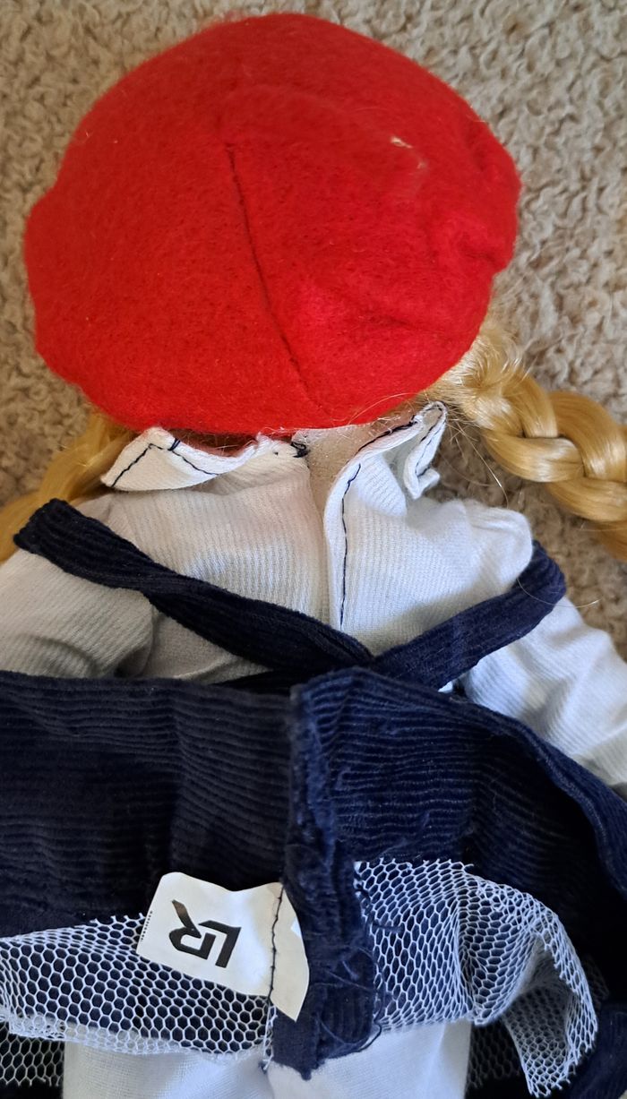 🪆 Poupée en porcelaine - manteau et bonnet rouges - photo numéro 4