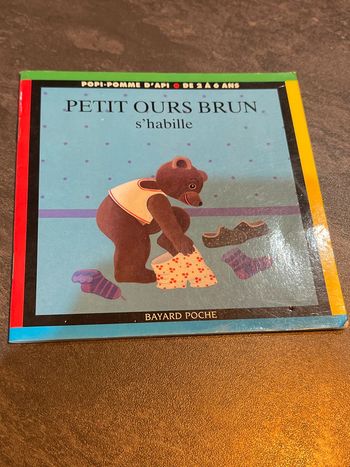 Livre jeunesse petit ours brun s’habille