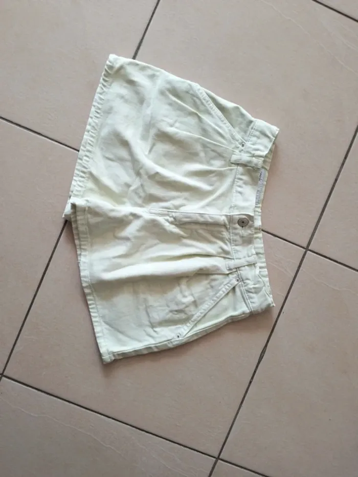 Short vert pâle