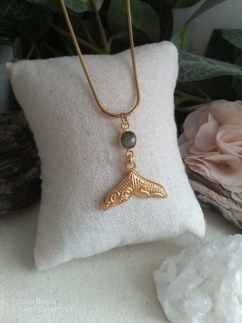 Collier queue de baleine / sirène dorée et pierre de labradorite