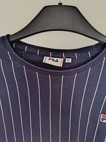 Je vends ce T-shirt FILA pour homme, de couleur bleu marine à rayures blanches, 100% coton. 
Logo FILA brodé