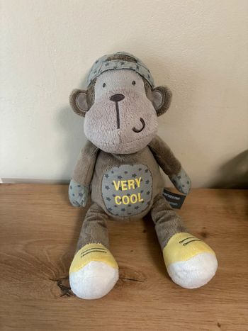 Doudou peluche singe gris casquette very cool orchestra premaman