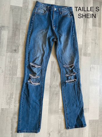 Pantalon troué