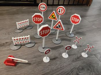 Lot de panneaux de signalisation