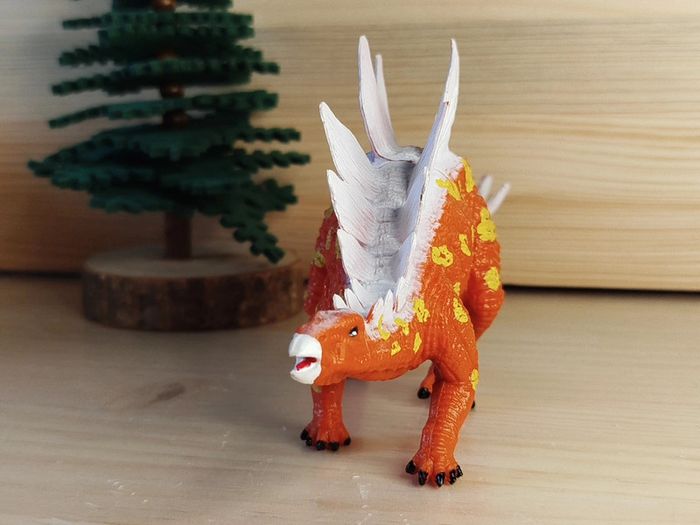 Figurine dinosaure orange Animal préhistorique