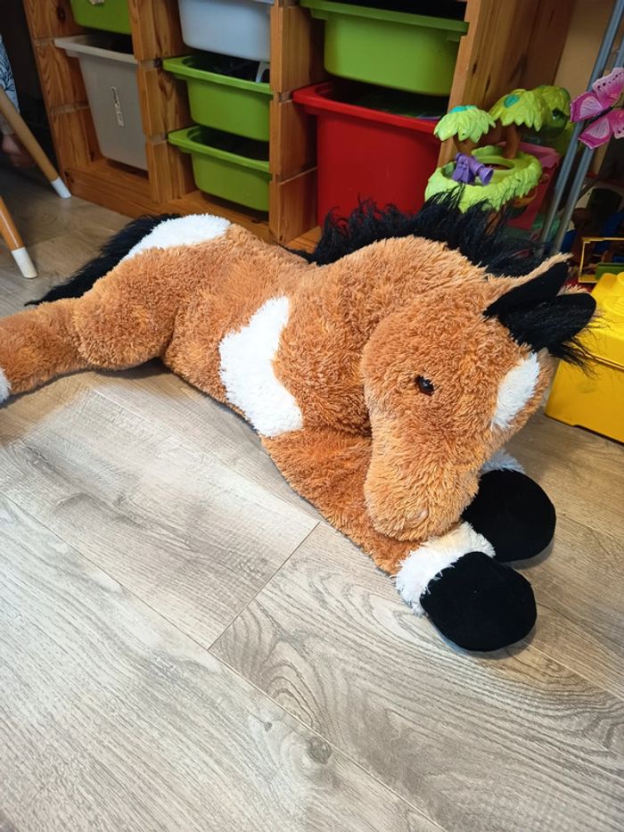 Grande peluche cheval allongé