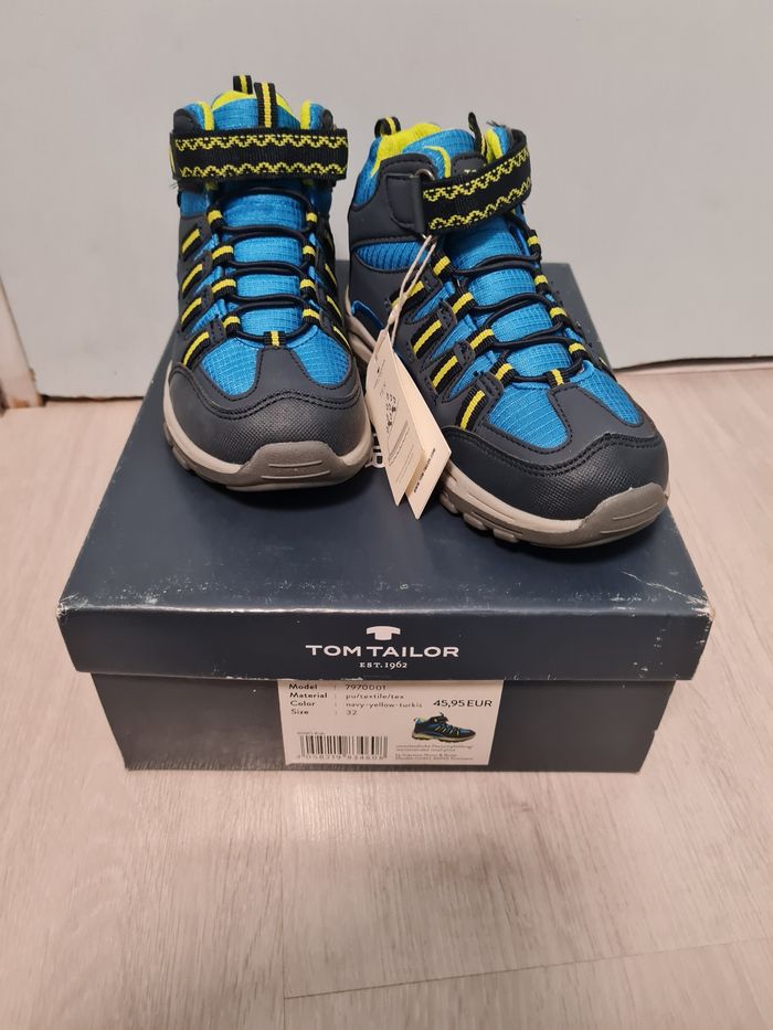 Chaussures de marche imperméables P32 Neuves