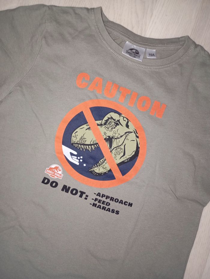 Tee-shirt kaki motif dinosaure Jurassic World
T. 10 ans - photo numéro 2