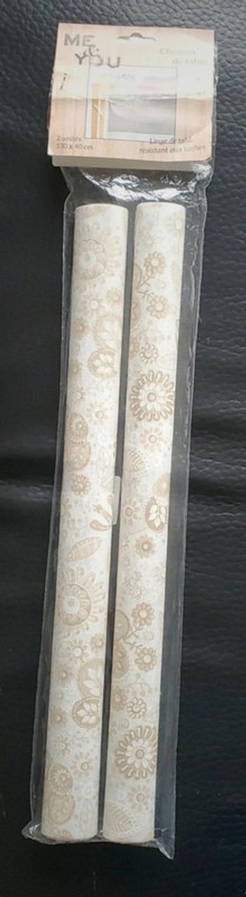 2 chemins de table en tissu de 130 X 40 cm (3 + 1 offert dans tout le dressing)