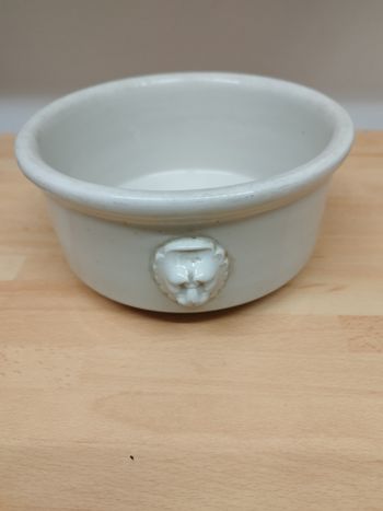 Cache pot en porcelaine
Dimension diamètre 22 cm x hauteur 10,5 cm