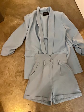 Ensemble blaser et short bleu clair