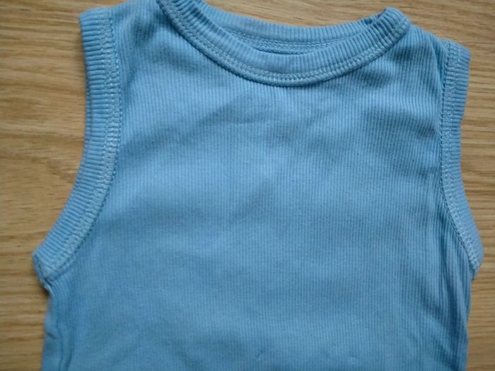 Débardeur bleu. U essentiel.
Taille 3 ans - photo numéro 2