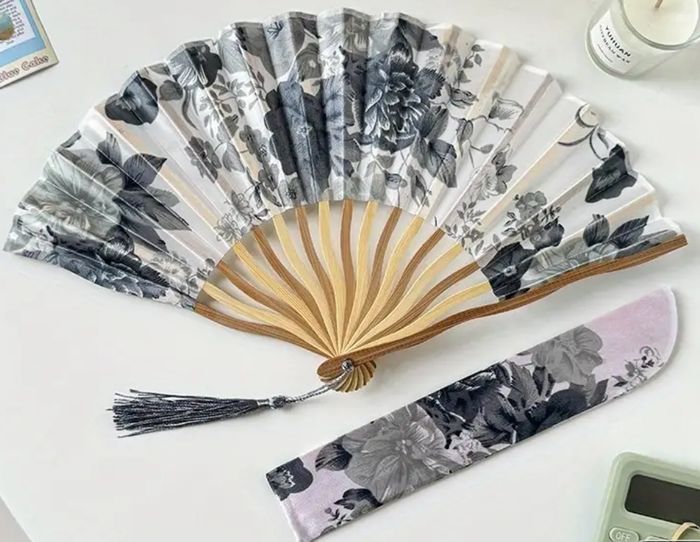 Eventail fleurs grises avec son etui de protection assorti