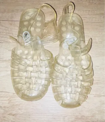 Chaussures plastiques pour la mer taille 33