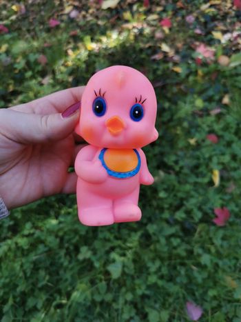 Jouet en résine poussin rose cuinant