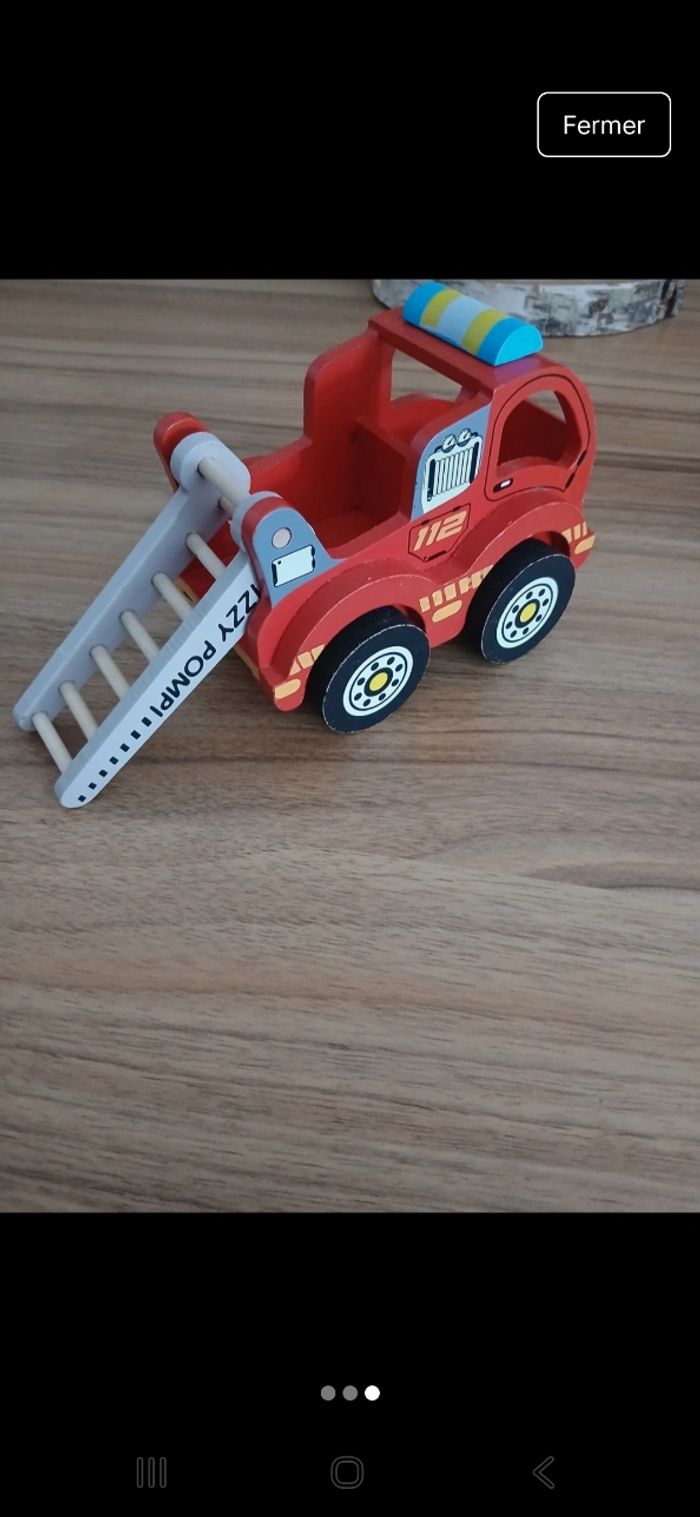 Camion de pompiers en bois - photo numéro 3