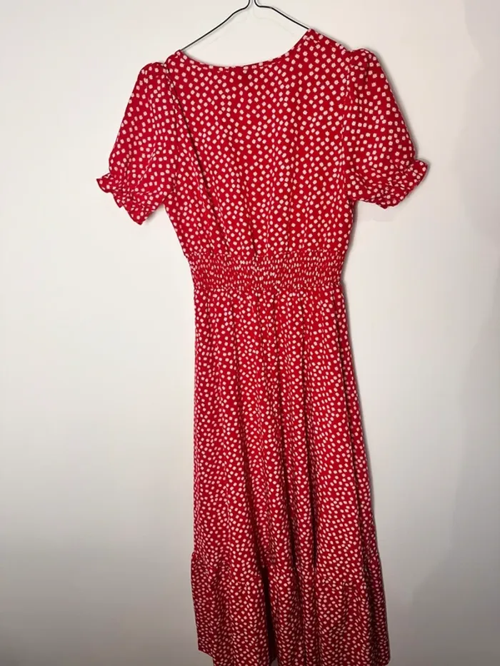 Robe longue rouge et fleur blanches - photo numéro 4