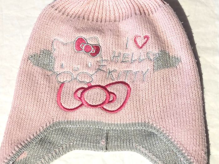 Bonnet Cache Oreilles Dessin Chat Ruban Ecriture Hello Kitty Tresses Pompon Accessoire Petits Enfant - photo numéro 3