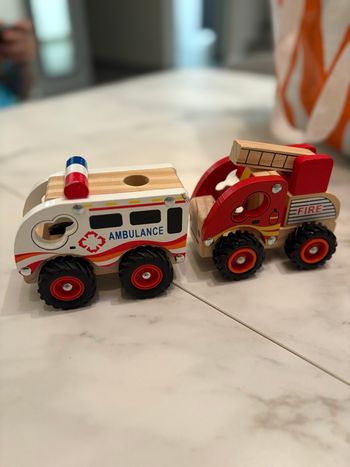 2 véhicules en bois