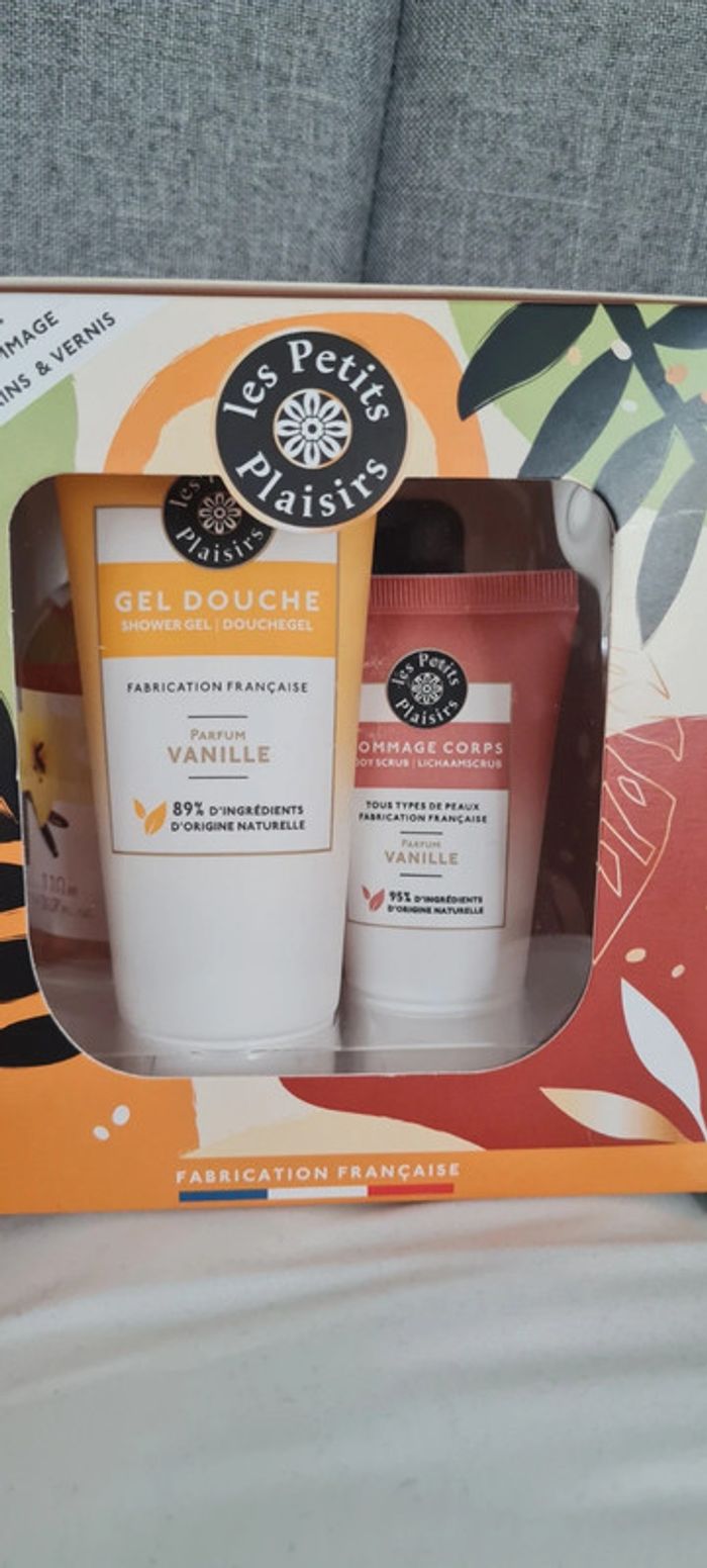 3 coffrets parfums gel douche gommage crème vernis - photo numéro 3