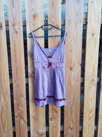 Jolie nuisette satinée lilas et dentelle bordeaux O'moi sexy