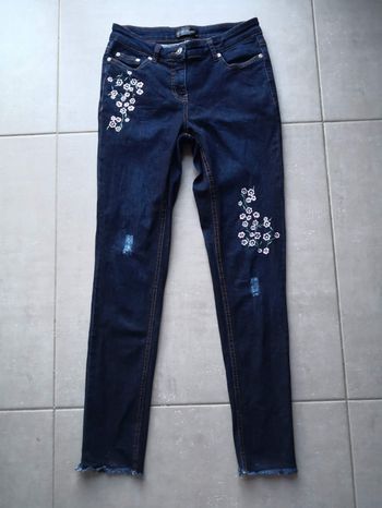 Jean slim neuf avec fleurs brodées