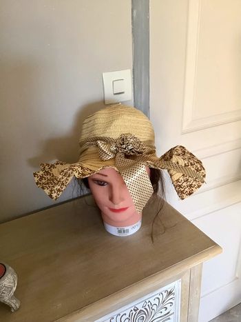 Superbe chapeau femme de coloris beige marron clair et doré taille 55/56