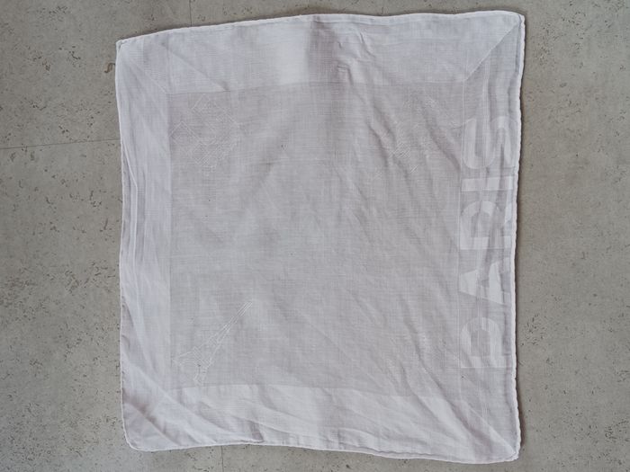 mouchoir blanc carré Paris