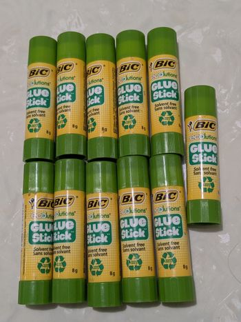 Lot de bâtonnets de colle BIC déjà utilisés.