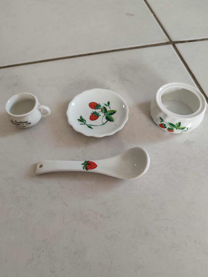 Service en porcelaine motif fraise