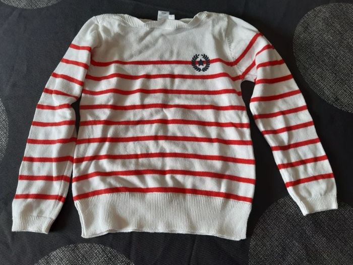 Pull rayé blanc et rouge