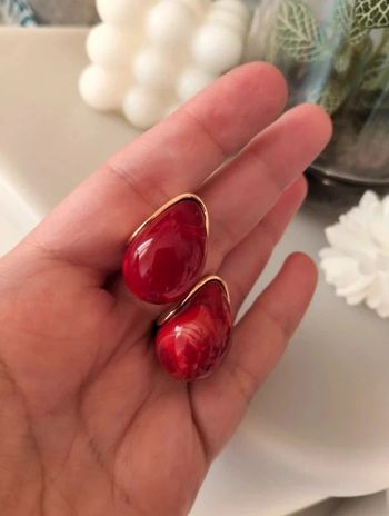 Boucles d'oreilles fantaisie goutte d'eau rouges marbrées